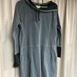 Used Columbia long pullover sweatshirt with pockets